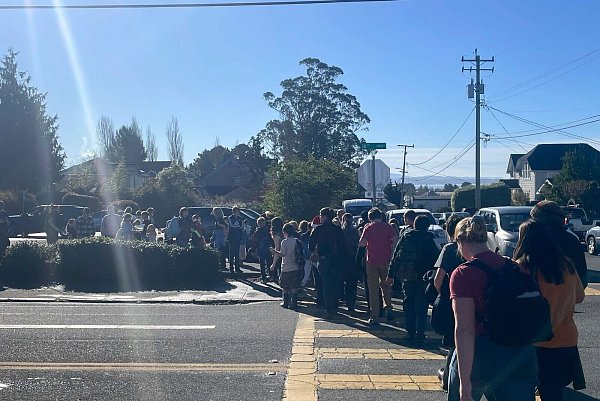 Wegen einer Tsunami-Warnung mussten Menschen gefährdete Gebiete verlassen. - © Sage Alexander/The Times-Standard via AP/dpa