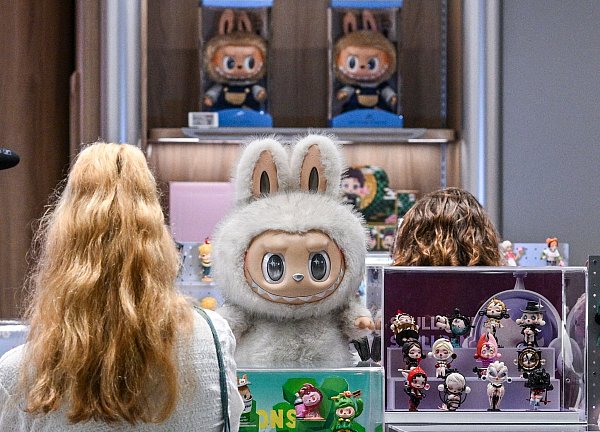 Der chinesische Hersteller und Händler Pop Mart ist vor allem durch seine Labubu-Plüschfiguren bekannt. - © Jens Kalaene/dpa