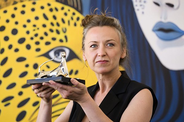 Die ukrainische Regisseurin Maryna Vroda mit ihrem Preis für die «Beste Regie» in Locarno. - © Jean-Christophe Bott/KEYSTONE/dpa