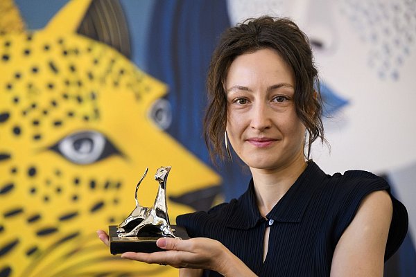 Der Preis für die beste Nachwuchsregie ging an Katharina Huber aus Deutschland. - © Jean-Christophe Bott/KEYSTONE/dpa