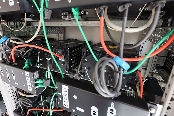 Der sogenannte Second Life Batteriespeicher besteht aus alten E-Auto-Batterien, die über die eigene Solaranlage geladen werden. - © Jan Woitas/dpa