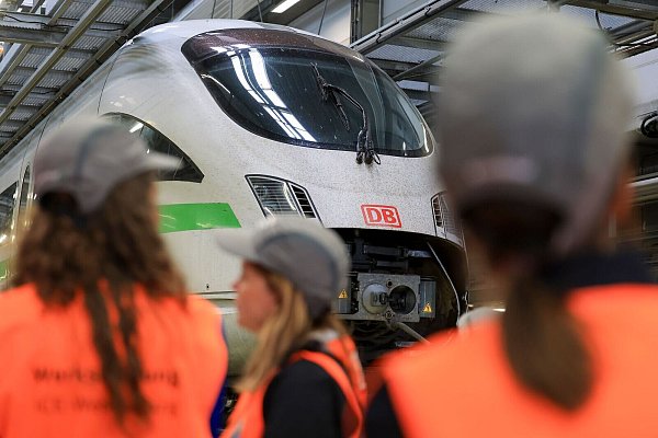 Im ICE-Werk Leipzig werde Züge gewartet. - © Jan Woitas/dpa