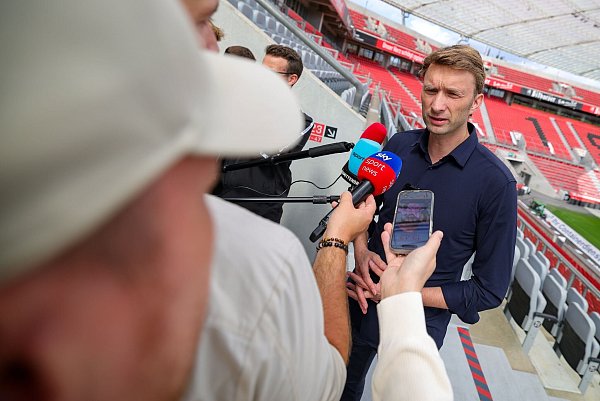 Simon Rolfes erklärte das Aus des Trainers der Presse. - © Christoph Reichwein/dpa
