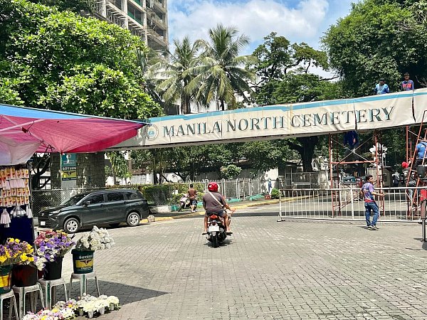 Der Manila North Cemetery zählt zu den ältesten und größten Friedhöfen von Manila. - © Carola Frentzen/dpa