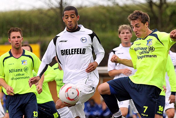 Marcel Appiah setzt sich gegen zwei Breitenberger durch. - © FOTO: WOLFGANG RUDOLF
