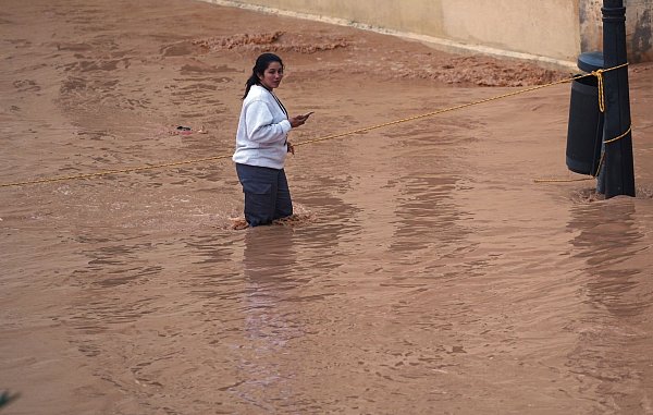Die starken Regenfälle setzen unzählige Straßen, Gebäude und Felder unter Wasser. - © Alberto Saiz/AP