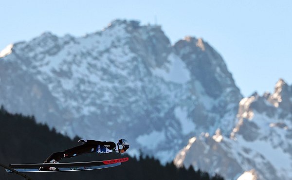 Wellinger auf der Großen Olympiaschanze. - © Daniel Karmann/dpa