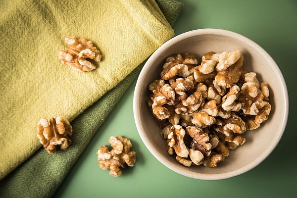 Snack-Strategie: Nüsse statt Schokolade bieten mehr Energie und weniger Kalorien. - © Christin Klose/dpa-tmn