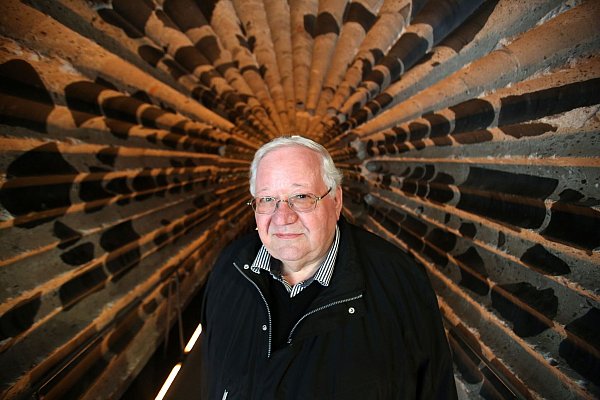 Brauchtumsforscher Manfred Becker-Huberti setzt sich seit langem mit den Ursprüngen von Halloween auseinander. - © Oliver Berg/dpa