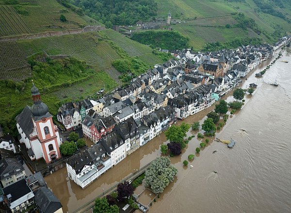 Große Teile der Altstadt von Zell an der Mosel stehen unter Wasser. - © Thomas Frey/dpa