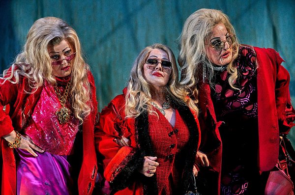 Evelin Novak (Woglinde), Simone Schröder (Floßhilde) und Stephanie Houtzeel (Wellgunde) im 3. Aufzug der "Götterdämmerung" in Bayreuth. - © Enrico Nawrath/Festspiele Bayreuth/dpa