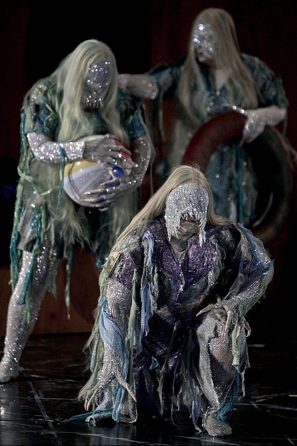 Kelly God (3.Norn), Claire Barnett-Jones (2.Norn) und Okka von der Damerau (1.Norn) im 1. Aufzug der "Götterdämmerung" von Richard Wagner - © Enrico Nawrath/Festspiele Bayreuth/dpa