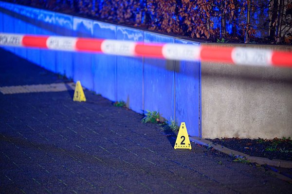 Die Polizei sichert Spuren am Tatort. - © Henning Kaiser/dpa