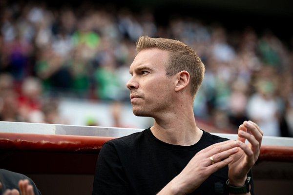 Wolfsburgs Frauen-Trainer Tommy Stroot: Viertelfinale das Mindestziel in der Champions League. - © Fabian Strauch/dpa