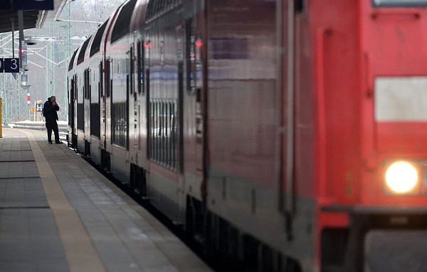 Das Deutschlandticket ist bundesweit gültig im Nahverkehr. - © Bernd Wüstneck/dpa