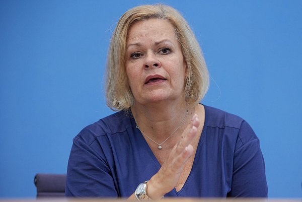 Das Bundesamt für Bevölkerungsschutz und Katastrophenhilfe (BBK) ist dem Bundesinnenministerium unterstellt. Regelmäßige Stresstests für die Warnsysteme sind wichtig, sagt Bundesinnenministerin Nancy Faeser (SPD). (Archivbild) - © Jörg Carstensen/dpa