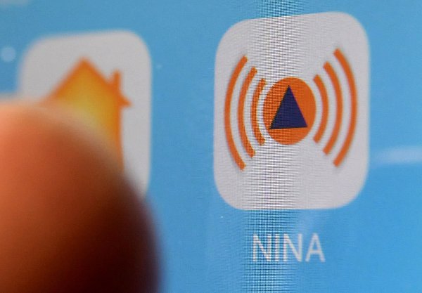 Das Bundesamt für Bevölkerungsschutz und Katastrophenhilfe (BBK), das den Probealarm am bundesweiten Warntag auslöst, betreibt die Warn-App NINA. (Symbolbild) - © Marijan Murat/dpa