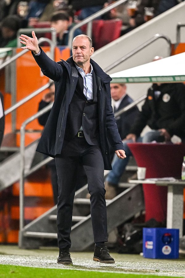 Wichtiger Sieg für Augsburg und Trainer Jess Thorup. - © Harry Langer/dpa