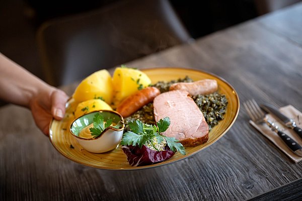 Die Gastronomie sieht sich von der Mindestlohnerhöhung besonders betroffen. (Archivbild) - © Sina Schuldt/dpa