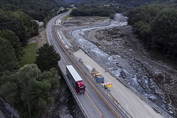 Im Rekordtempo ist die Autobahn A13 durch die Schweiz wieder befahrbar gemacht worden. - © Pablo Gianinazzi/KEYSTONE/TI-PRESS/dpa