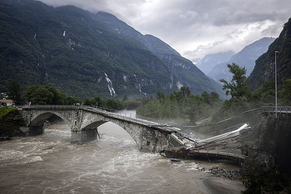 Bei den Unwettern am vergangenen Wochenende riss der angeschwollene Fluss Maggia eine Brücke ein. (Archivbild) - © Michael Buholzer/KEYSTONE/dpa