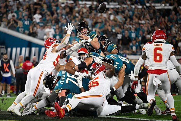 Als die Chiefs die Jaguars Zentimeter vor der Endzone stoppten sah noch alles nach einem Sieg für die Gäste aus. - © Phelan M. Ebenhack/AP/dpa