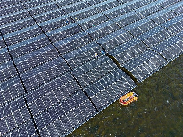 Das Stromsystem soll laut Wirtschaftsminister Robert Habeck fit gemacht werden für hohe Anteile erneuerbarer Energien. (Archivbild) - © Patrick Pleul/dpa