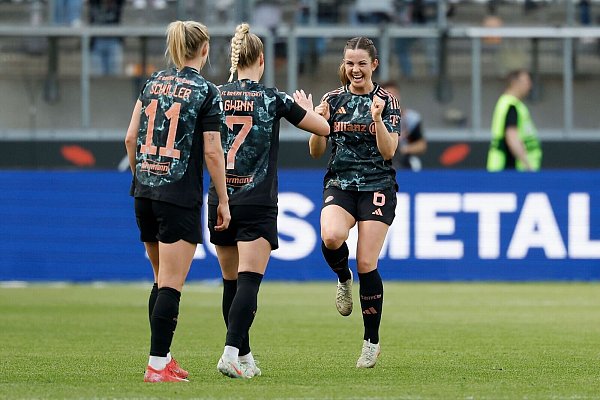 Tuva Hansen (r.) und die Bayern-Frauen feiern - © Heiko Becker/dpa
