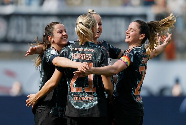 Jubel um Pernille Harder (Mitte) bei den Bayern-Frauen - © Heiko Becker/dpa