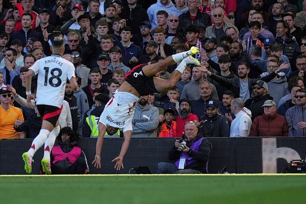 Fulhams Rodrigo Muniz feiert das dritte Tor seiner Mannschaft. - © Kin Cheung/AP/dpa
