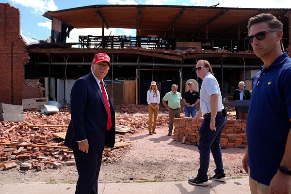 Trump kritisierte die Biden-Regierung nach dem Sturm „Helene“ dafür, nicht ausreichend reagiert zu haben - und reiste selbst in Katastrophengebiet. - © Evan Vucci/AP/dpa
