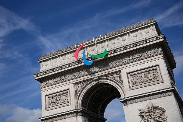 Vor dem Arc de Triomphe werden die Paralympics eröffnet. - © Christophe Ena/AP/dpa
