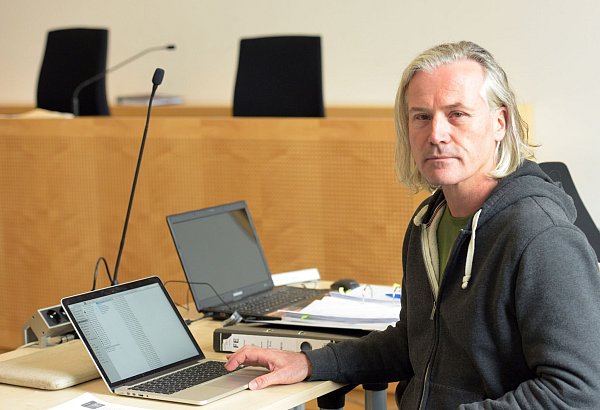 Michael Herrmann, der Bruder des Entführungsopfers Ursula Herrmann, sitzt in einem Sitzungssaal des Landgerichts Augsburg. - © picture alliance / Stefan Puchner/dpa