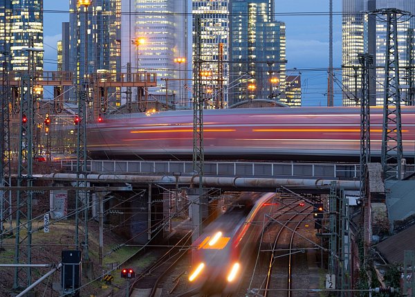 Die Bahngewerkschaft EVG fordert 7,6 Prozent mehr Geld für die Beschäftigten (Archivbild). - © Boris Roessler/dpa