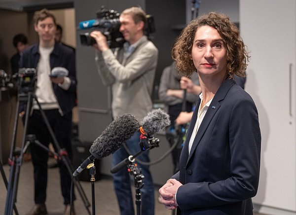 EVG-Verhandlungsführerin Cosima Ingenschay gibt vor der ersten Gesprächsrunde in der Tarifauseinandersetzung mit der Deutschen Bahn ein Pressestatement ab. - © Boris Roessler/dpa