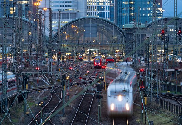 Deutsche Bahn und EVG wollen in den Tarifverhandlungen zu einem schnellen Ergebnis kommen (Archivbild) - © Boris Roessler/dpa