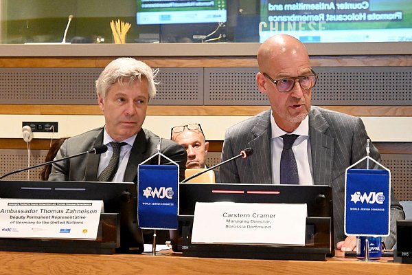 Dortmunds Marketingchef Carsten Cramer (r) sprach während der Club-WM vor den Vereinten Nationen über die BVB-Anstrengungen im Kampf gegen Antisemitismus. - © --/World Jewish Congress/dpa