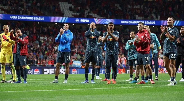 Leipzigs Spieler bedanken sich nach der bitteren 1:2-Niederlage in Madrid bei den Fans. - © Jan Woitas/dpa