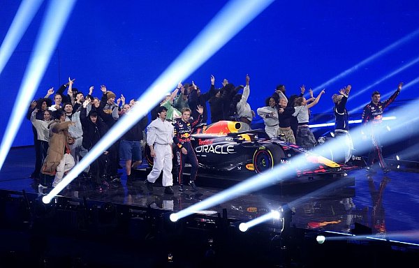 Viele Menschen, keine Worte: Red Bulls Bühnenshow sorgte für Verwunderung - © Bradley Collyer/PA Wire/dpa