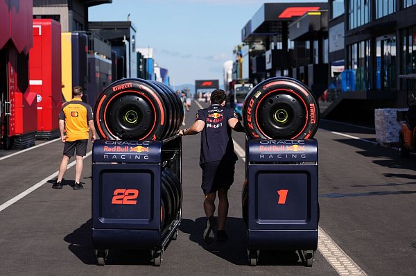 Bei Red Bull ist vor dem Ungarn-Rennen noch ein Cockpit für 2026 offen. - © Bradley Collyer/PA Wire/dpa