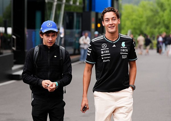 Kimi Antonelli und George Russell fahren wohl auch 2026 für Mercedes. - © Bradley Collyer/PA Wire/dpa