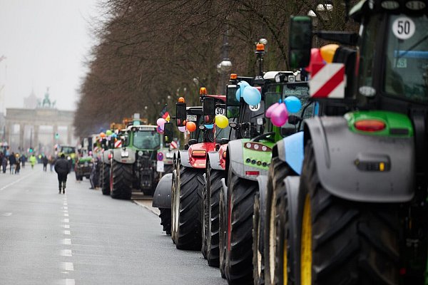 Mit Trecker-Korsos machten Landwirte in den vergangenen Tagen Front gegen Sparpläne der Bundesregierung. - © Jörg Carstensen/dpa
