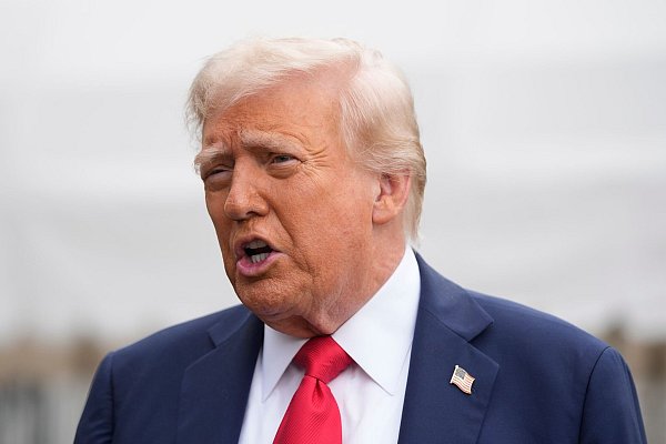 US-Präsident Trump hat Israel aufgefordert, die Bombardierung des Gazastreifens einzustellen. - © Mark Schiefelbein/AP/dpa