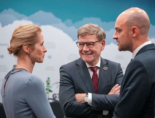 Außenminister Johann Wadephul (M., CDU), spricht am Rande des Außenministertreffens der G7-Runde wirtschaftsstarker Demokratien in Kanada mit der EU-Außenbeauftragten Kaja Kallas und dem französischen Außenminister Jean-Noël Barrot. - © Soeren Stache/dpa