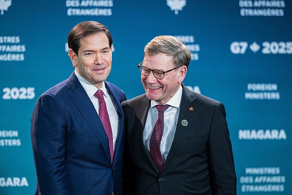 Beim Familienfoto des Außenministertreffens der G7-Runde wirtschaftsstarker Demokratien zeigen sich Außenminister Johann Wadephul (r., CDU) und sein US-Kollege Marco Rubio gut gelaunt. - © Nick Iwanyshyn/The Canadian Press/AP/dpa