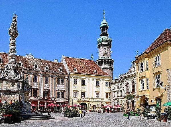 Der Hauptplatz von Sopron im Westen Ungarns. Links die Dreifaltigkeitssäule, rechts der Feuerturm. - © FOTO: UNGARN-TOURISMUS