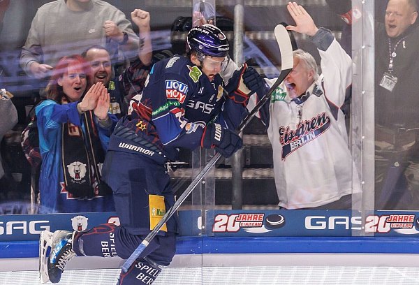 Berlins Lean Bergmann jubelt über seinen Treffer beim 5:1-Erfolg gegen Straubing. - © Andreas Gora/dpa