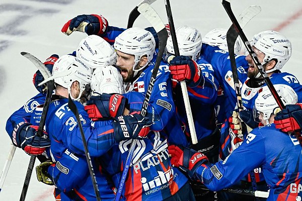 Adler Mannheim gewinnt den Verlängerungs-Krimi gegen RB München. - © Uwe Anspach/dpa