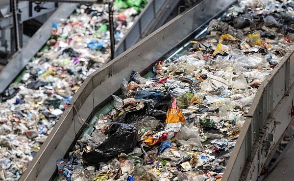 Auch sortiertes Plastik wird nicht immer recycelt. (Archivbild) - © Bernd Thissen/dpa