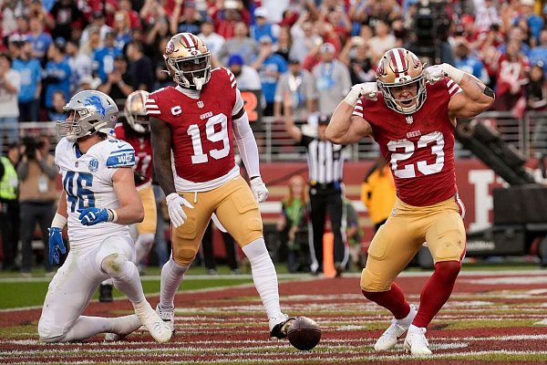 Christian McCaffrey, Running Back der San Francisco 49ers, lässt seine Muskeln spielen. Nach einem Sieg gegen die Detroit Lions stehen die 49ers um Super Bowl. - © Godofredo A. Vasquez/AP/dpa